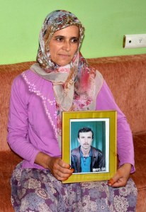 HAKIBAR TEKIN, ESININ SERBEST KALDIGI HABERINI ALINCA COK MUTLU OLDUKLARINI SOYLEDI. FOTO-OZGUR OKUMUS-ZONGULDAK-DHA