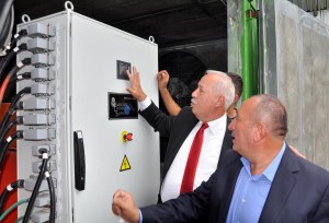 ZONGULDAK'TA COP DOKUM ALANINDA OLUSAN METANGAZINDAN ELEKTRIK ENERJISI URETILDI. BELEDIYE BASKANI MUHARREM AKDEMIR'IN DUGMEYE BASMASIYLA ELEKTRIK SANTRALI CALISTIRILDI. FOTO-DURMUS SEVINDIK-ZONGULDAK-DHA