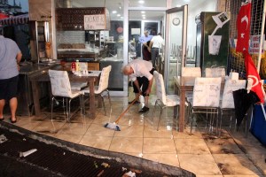 EREGLI'DE YAGMUR NEDENIYLE CADDELER SUYLA KAPLANDI BAZI ISYERLERINI SU BASTI.   FOTO-OZGUR OKUMUS-ZONGULDAK-DHA