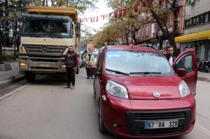 VALILIK CEVRESINDE KI GAZIPASA CADDESINDE SURUCULER, CALAN SIREN SESIYLE BIRLIKTE ARACLARINDAN INEREK SAYGI DURUSUNDA BULUNDU. FOTO-GURKAY GUNDOGAN-ZONGULDAK-DHA