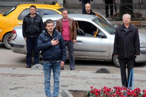 SIRENLERIN CALMASIYLA CADDE VE SOKAKLARDA YURUYENLER SAYGI DURUSUNDA BULUNDU. FOTO-GURKAY GUNDOGAN-ZONGULDAK-DHA