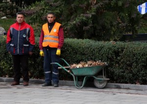 BELEDIYE TEMIZLIK ISCISI, SIRENLERIN CALMASIYLA ISI BIRAKARAK SAYGI DURUSUNA KATILDI. FOTO-GURKAY GUNDOGAN-ZONGULDAK-DHA