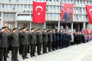 CALAN SIRENLE BIRLIKTE TORENDE BULUNANLAR SAYGI DURUSUNDA BULUNDU. FOTO-GURKAY GUNDOGAN-ZONGULDAK-DHA