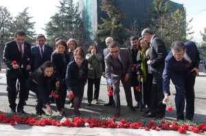 CUMHURIYET HALK PARTISI GENEL BASKANI KEMAL KILICDAROGLU   ESIYLE BIRLIKTE ANKARA SALDIRISINDA HAYATINI KAYBEDENLER ICIN KARANFIL BIRAKTI                    FOTOGRAF: ZIYA KOSEOGLU/CHP GENEL MERKEZI