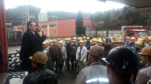 Genel Maden İşçileri Sendikası (GMİS) Genel Başkan Yardımcısı İsa Mutlu, Türkiye Taşkömürü Kurumu (TTK) Armutçuk Müessese Müdürlüğünde çalışan işçileri ziyaret etti. Mutlu, işçilere hitaben konuşma yaptı.  ( Mustafa Kemal Bektaş - Anadolu Ajansı )