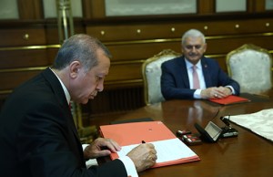 Cumhurbaşkanı Recep Tayyip Erdoğan, AK Parti Genel Başkanı ve İzmir Milletvekili Binali Yıldırım başkanlığında kurulan 65. Türkiye Cumhuriyeti Hükümetini onayladı.  ( Kayhan Özer - Anadolu Ajansı )